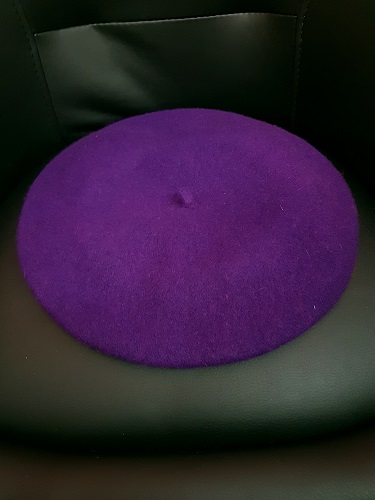 Baretka fialová